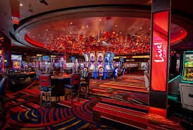 Dealer langsung m3 jayatogel di meja Lightning Baccarat dengan efek petir di layar